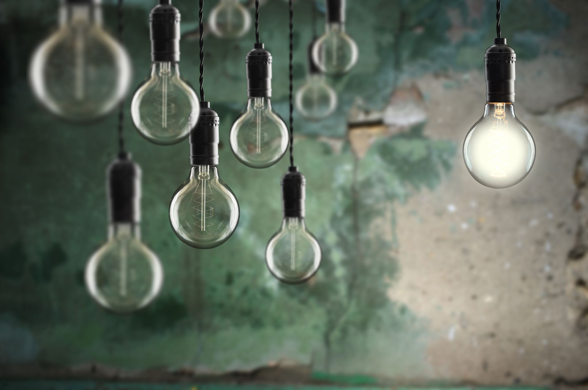 Hanging filament bulbs, only one lit: the insight that comes before the others